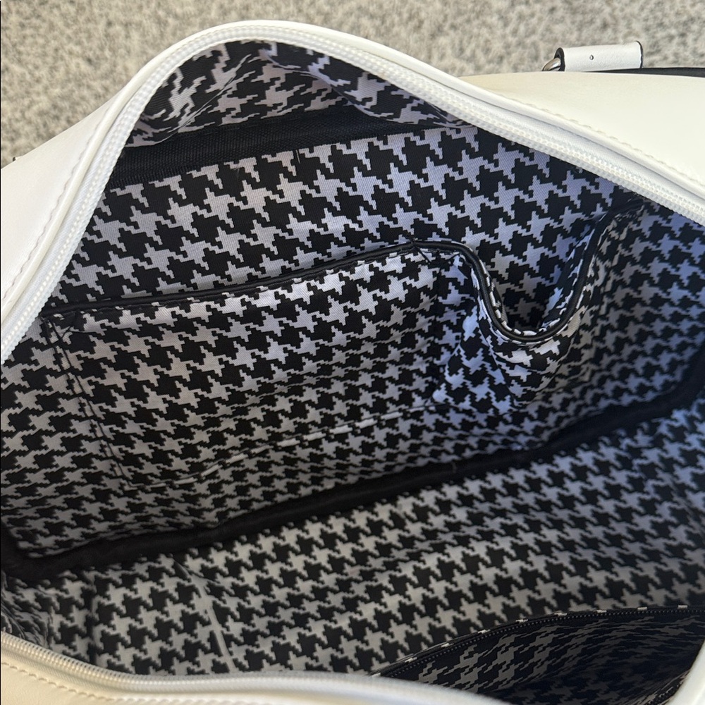 Sourpuss White and Red Retro Vinyl Bowling Bag - Picture 3 of 9